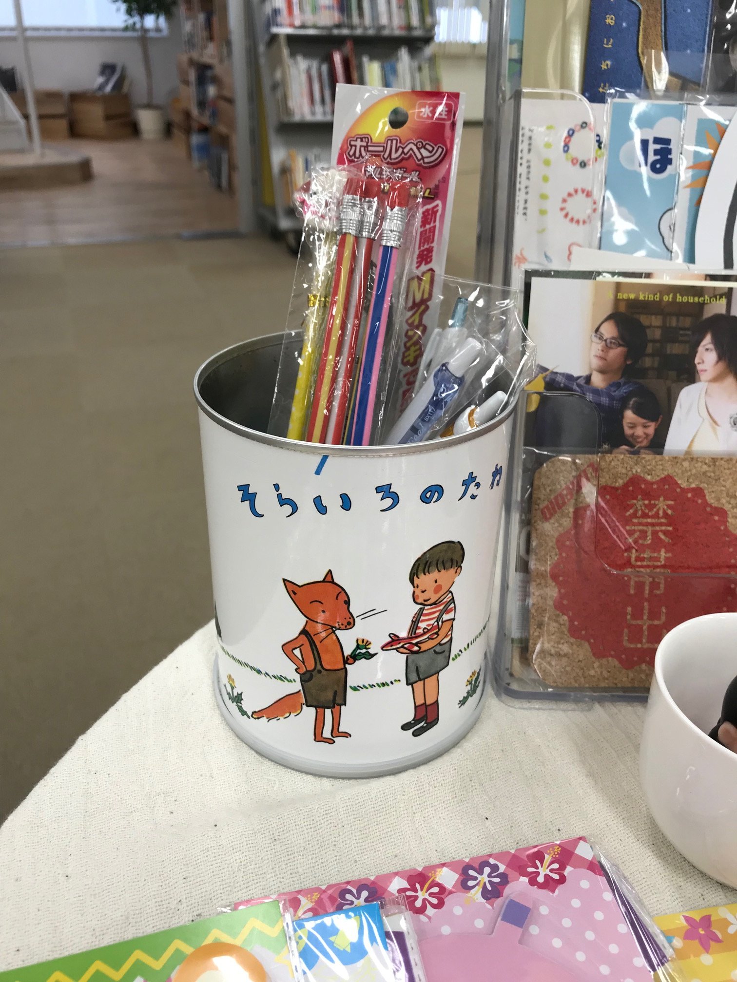 湘北短期大学図書館 手作りペン立て 読書ノートキャンペーンも半分を過ぎました おしゃれ グッズ のペンを立てるために 絵本の表紙のペン立てを使っていたら この缶が欲しい とのご要望が さっそく 手作り絵本の
