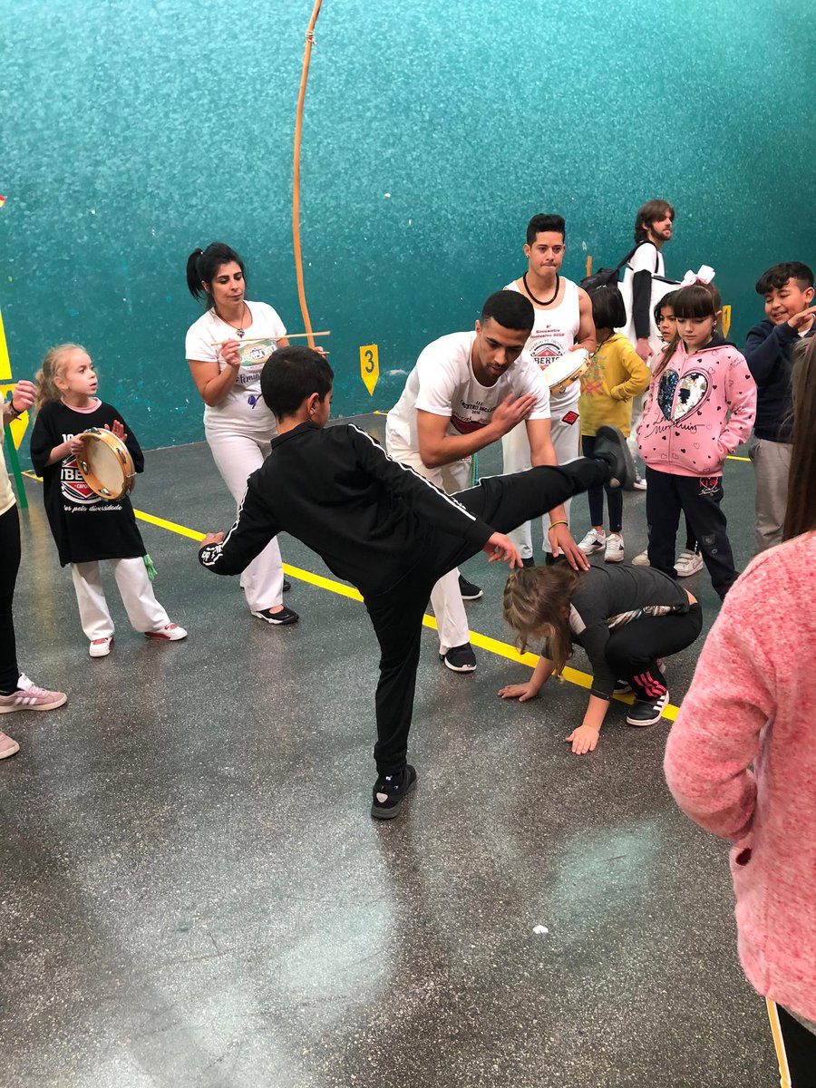 FernandoCeip's tweet photo. Los alumnos de 3º hemos estado esta mañana en una jornada de Capoeira junto a Asprodema y lo hemos pasado genial!!!
¡Hemos practicado Capoeira y hemos bailado y cantado! #Najera #capoeira #diverision #baile #amistad #edufis https://t.co/rqNO9vZMCQ