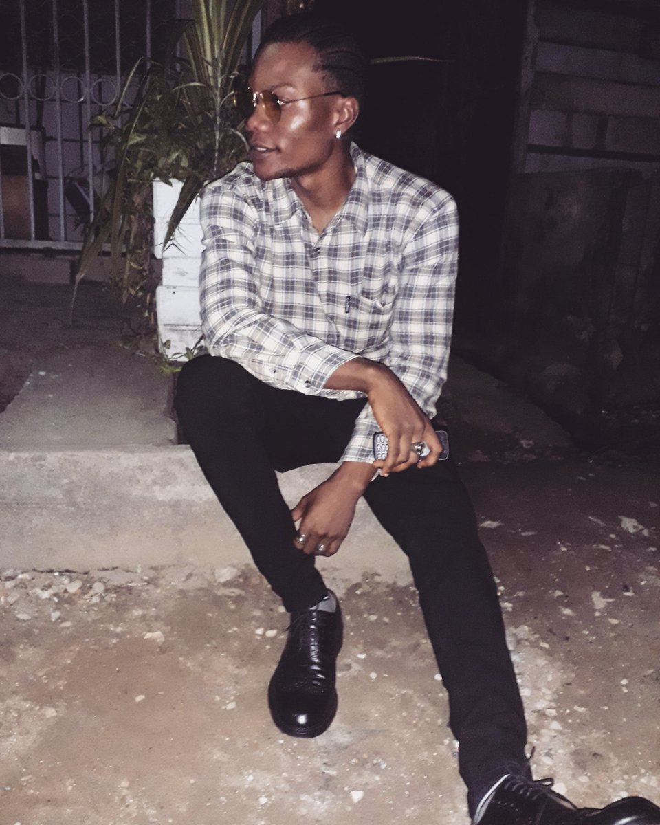 UniversOffial's tweet photo. J'suis Trop Riche Dans Ma Tête Pour Mourir Pauvre !

#LordIgwee 👑
#kingdomLandEmpire 🦋 https://t.co/D0RktoCfnq