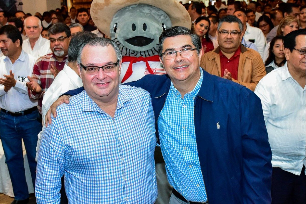 SemadesTabasco's tweet photo. El titular de la #SEDENER, @josedelavegaa, participó en la Ceremonia de Inauguración de #COBATICS, organizada por el #COBATAB, en el Hotel Tabasco Inn. Dicho evento fue encabezado por el #SE, Guillermo Narváez Osorio, junto al Dir. Gral. del COBATAB, Erasmo Martínez Rodríguez. https://t.co/dVa4D52Bdc