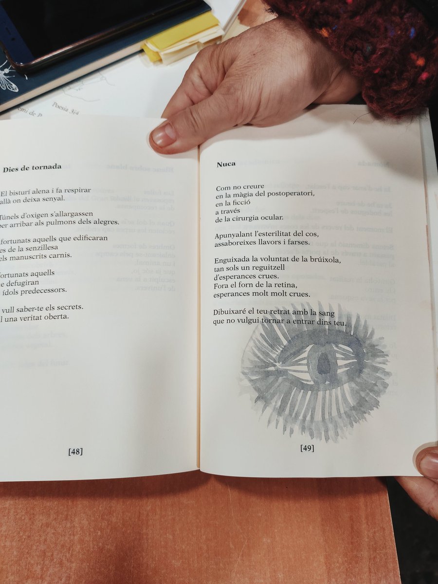 annagual's tweet photo. De la presentació d'avui m'emporto aquesta sorpresa: l'artista Roser Pesquer, que no coneixia, ha pintat les pàgines del llibre #ElTubercle amb tot allò que li suggerien els poemes. La vida sorprèn, nenes! Quina emoció. Els llibres bateguen.
#Poesia #Poesiaquebatega https://t.co/LG4uRzI1aJ