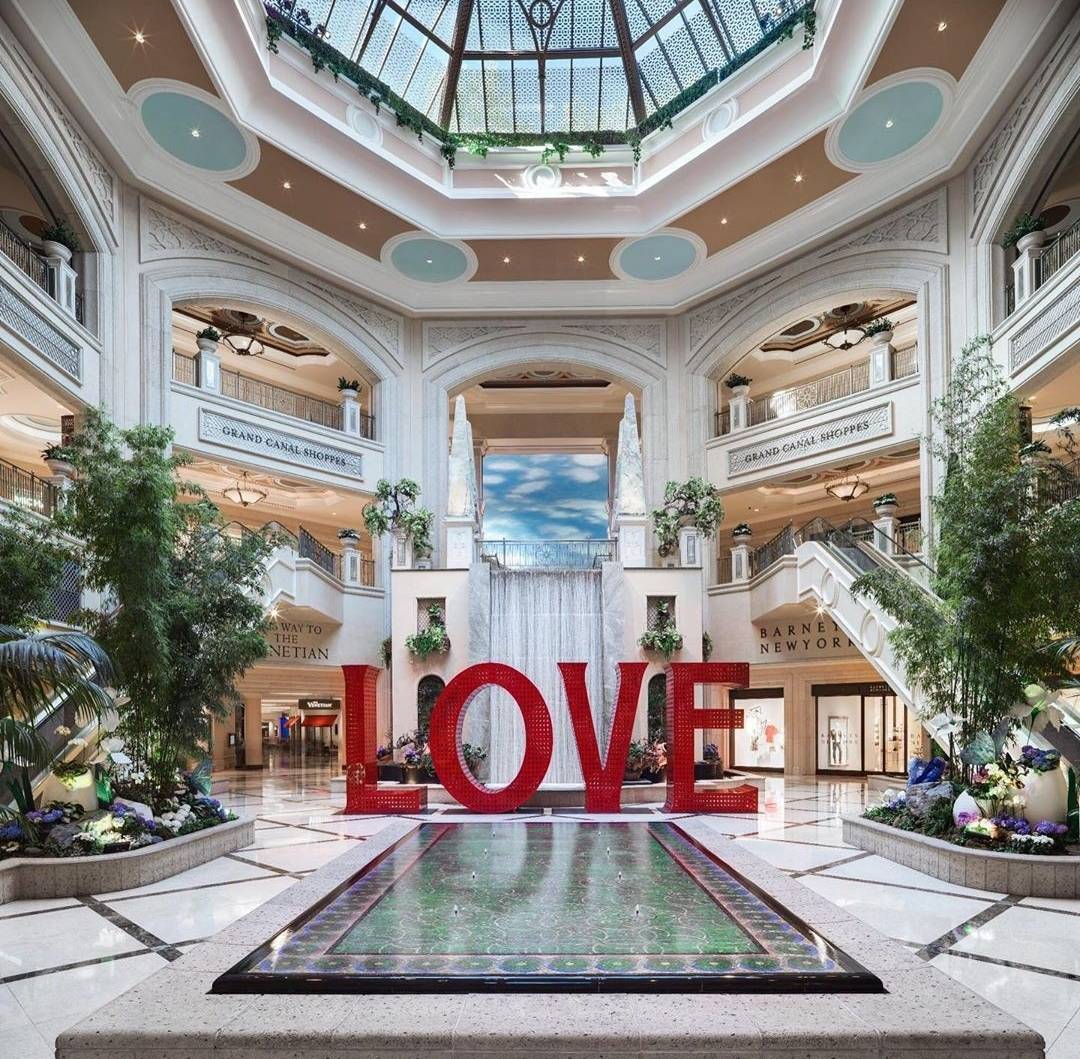 TotalVegasVIP's tweet image. All we need is. 
#lasvegas  #partying #besties #guys #girls #goodtimes #happy #TotalVegasVIP #neon #hotel #lasvegas #love #fun #nightlife  #selfie #amazing #vegas #life #beauty #love #style #crazy #social #travel #me #hotels #uk  #everythingyouneed #travelagent