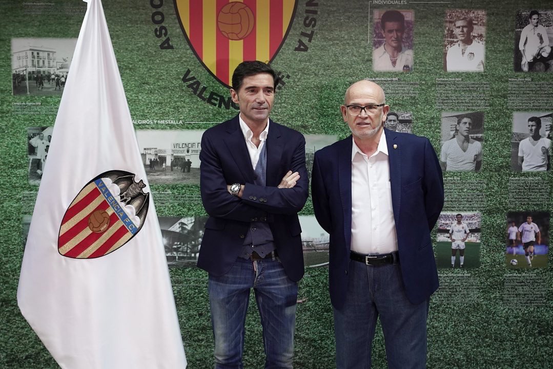 apavcf's tweet photo. 🏳️ #Marcelino García Toral, como entrenador del #VCF campeón de #LaCopadelRey en su #centenarioVCF, recibe cómo leyenda la réplica de la bandera fundacional del Valencia C.F en la #sedeAPAVCF de la mano de nuestro presidente Vicente Vallés https://t.co/X3aVyhIbCf