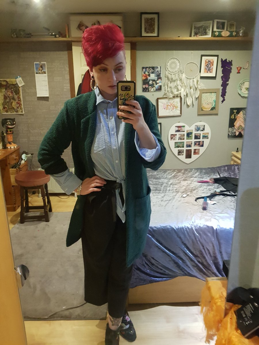 HollyHooty's tweet photo. Job interview at Specsavers went well.. I hope. Fingers crossed chappys https://t.co/ou3rS4OPsj