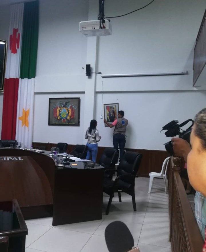 anelin_suarez's tweet photo. Momento Histórico bajando el cuadro de el Ex- Presidente  @evoespueblo  de el consejo Municipal de Montero. https://t.co/gY74ysIFSo