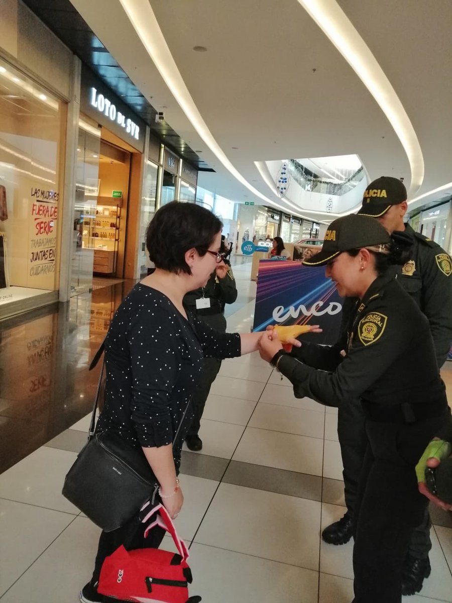 PosgradosPonal's tweet photo. #HoyEnESPOL Nuestros estudiantes en busca de fortalecer vínculos con la comunidad que habita cerca al campus #ESPOL realizaron la 1a. "saludatón" del sector, donde se invitó a los asistentes a cambiar de actitud frente a la vida y con una sonrisa aportar a una mejor #Convivencia https://t.co/eQGpKpO41O