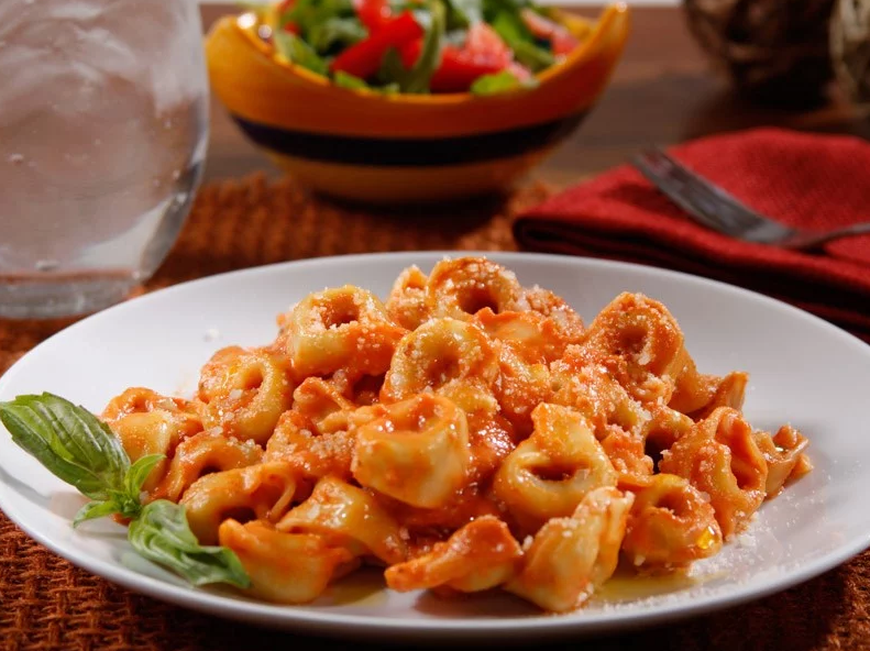 #ChefTip: Don’t add oil when cooking #BarillaCollezione tortellini! It prevents the Tomato & Basil sauce from clinging to the pasta, and you’ll want to savor every last drop. 😛 Get the recipe: bit.ly/TortelliniandB….