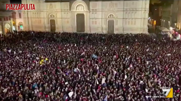 PiazzapulitaLA7's tweet photo. A Bologna stasera si stanno confrontando due mondi. 
Al #Paldozza il popolo di #Salvini. A #PiazzaMaggiore la sinistra al grido di #BolognaNonSiLega. https://t.co/7VgVdNiheA