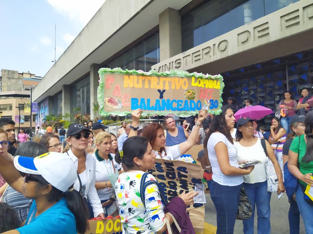 jguaido's tweet photo. Hoy #14Nov:

- Federaciones de centros de estudiantes protestan en la UCV y se unen al #16N. 
- Enfermeras llaman a paro de 48 horas. 
- Profesores cumplen 72 horas en paro.
- Trabajadores de CANTV protestan y convocan al #16N.

¡Venezuela está despertando! ¡Vamos juntos el 16! https://t.co/TKjpGcvN0U