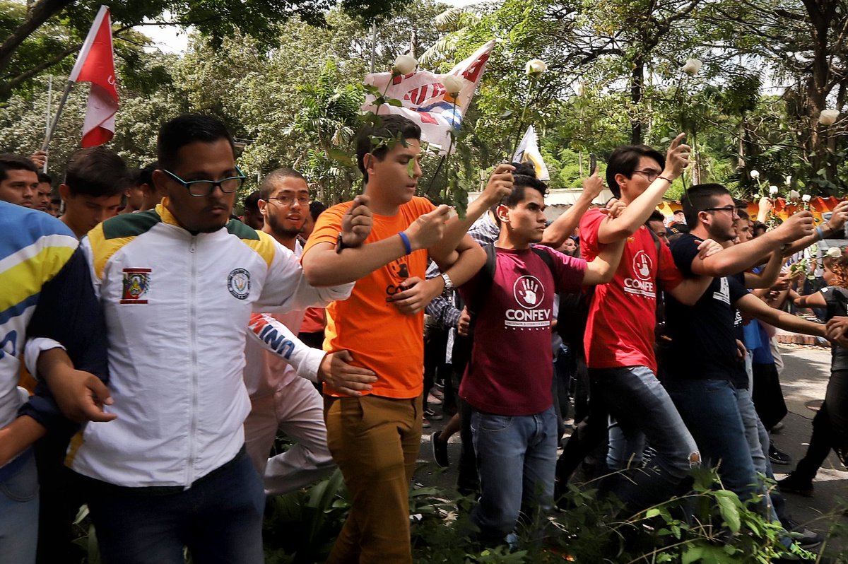jguaido's tweet photo. Hoy #14Nov:

- Federaciones de centros de estudiantes protestan en la UCV y se unen al #16N. 
- Enfermeras llaman a paro de 48 horas. 
- Profesores cumplen 72 horas en paro.
- Trabajadores de CANTV protestan y convocan al #16N.

¡Venezuela está despertando! ¡Vamos juntos el 16! https://t.co/TKjpGcvN0U