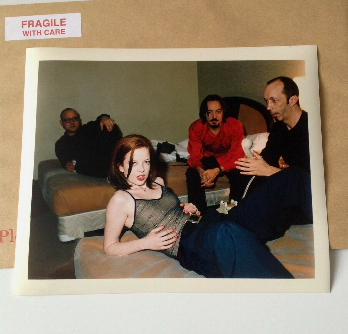 HustlerGallery's tweet image. #ShirleyManson of #Garbage photographed in 1998 during the release of #Version20 - ideal when framed.
@ eBay: ebay.co.uk/sch/fma1-uk/m.… Etsy: etsy.com/uk/shop/TheHus…
#20yearsparanoid #StrangeLittleBirds #ButchVig #SteveMarker #DukeErikson
Worldwide Deliveries