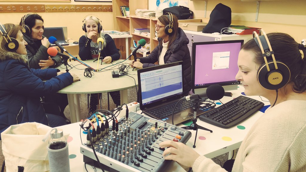 redeespora's tweet photo. Que ben o pasamos nesta tarde de temporal facendo radio no CEIP O Grupo de Ribeira co @CAFIgalicia #aradiocomoferramentadidáctica #radioescolar https://t.co/zbj8ysxCZQ