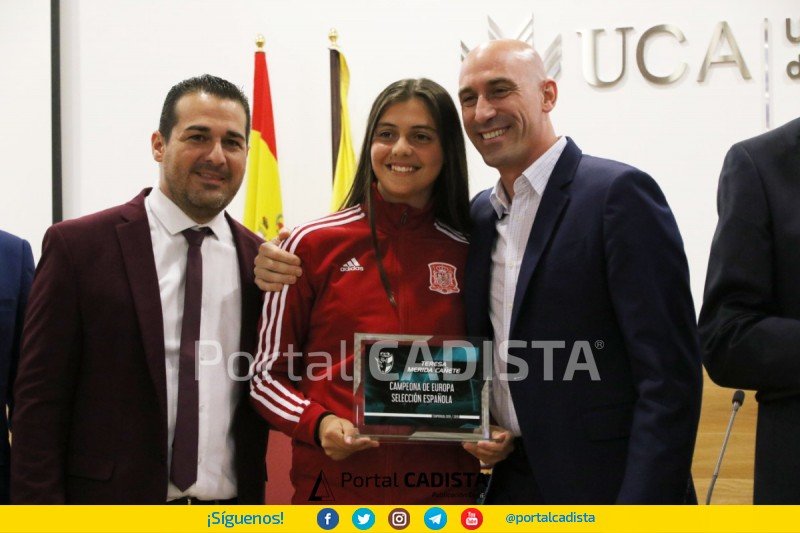 FOTOGALERÍA | La gala de campeones de la RFAF Cádiz 2018-2019 ¡en fotos!

<a href="/RFAF/">RFAF</a> @rfaf_cadiz @LuisRubiales <a href="/rfef/">RFEF</a> 

portalcadista.com/fotogalerias/3…