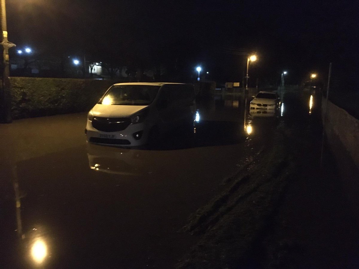 SimonClemison's tweet photo. Three major routes into Hull including the A63 have been closed tonight after a day of rain, with traffic backing up for miles. Emergency services are warning people against travelling. Some homeowners in South Cave near the city have been preparing for the worst. https://t.co/9TdlFv6QaP