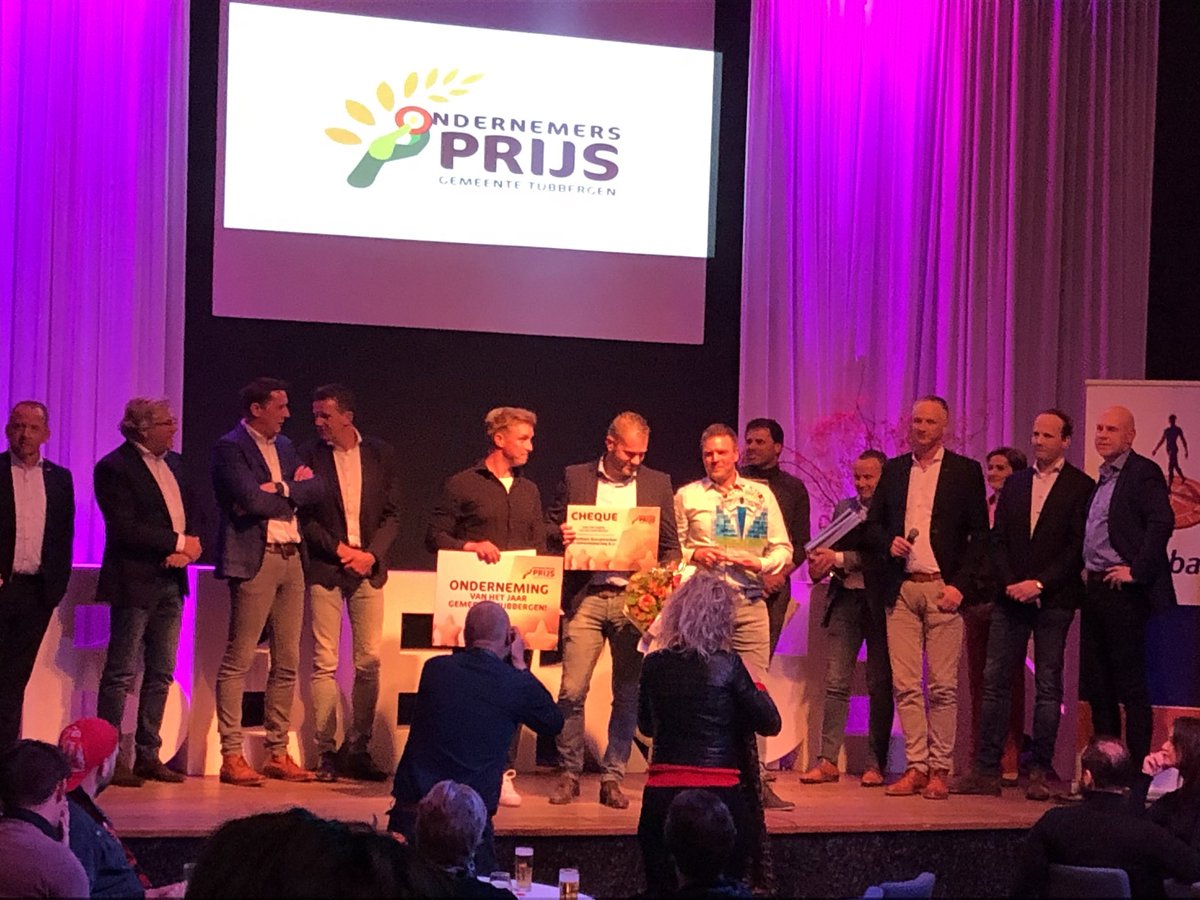 Uitreiking Ondernemersprijs 2019 Tubbergen trekt volle zaal. Werkgroep van ondernemers bepaalde : publieksprijs Kluslady, startersprijs Stayble en Kamphuis Sloopwerken Reutum wint de ondernemersprijs. Mooie innovatieve genomineerde bedrijven