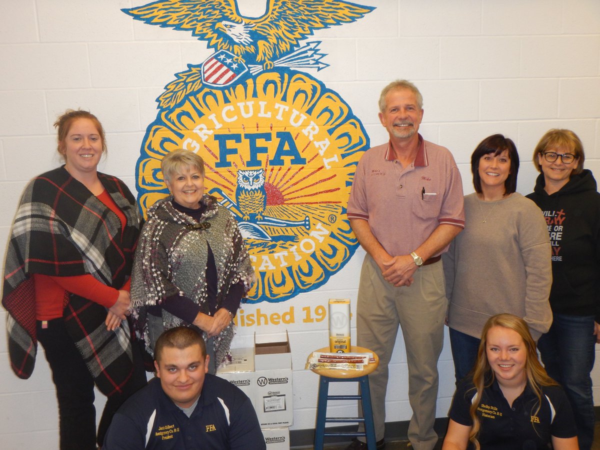 mocor2ffa's tweet photo. Thank you so much to the Montgomery City Rotary Club! They purchased over 500 beef sticks from our Fall Fundraiser. They are donating all of those beef sticks to the NRG Backpack Program. https://t.co/h3wbrVlnRz