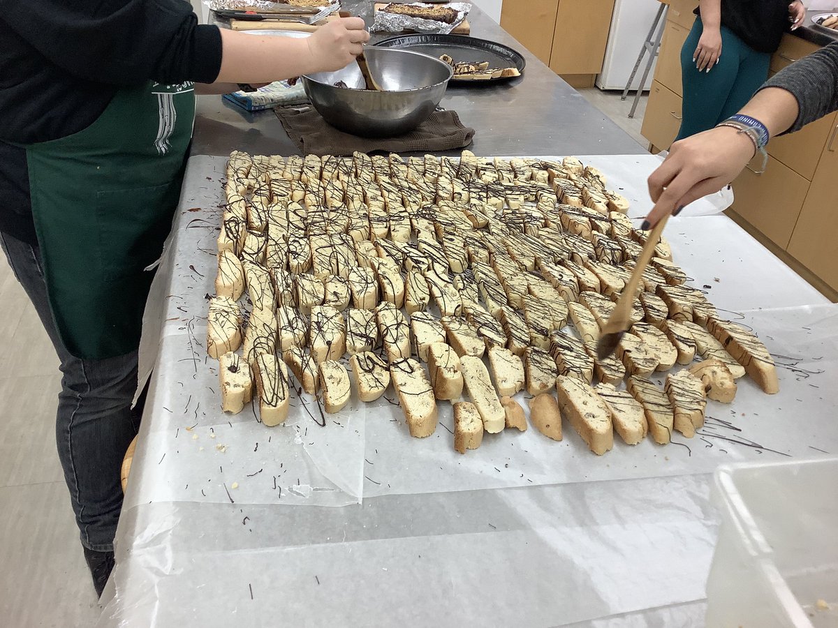 ConnorPrattMC's tweet photo. It’s a busy night in the @LPS_Westgate kitchen.  Ms. Ciddio’s SHSM students, along with a group of eager student volunteers, are getting set for Achievement Night! https://t.co/OtheT71iN6