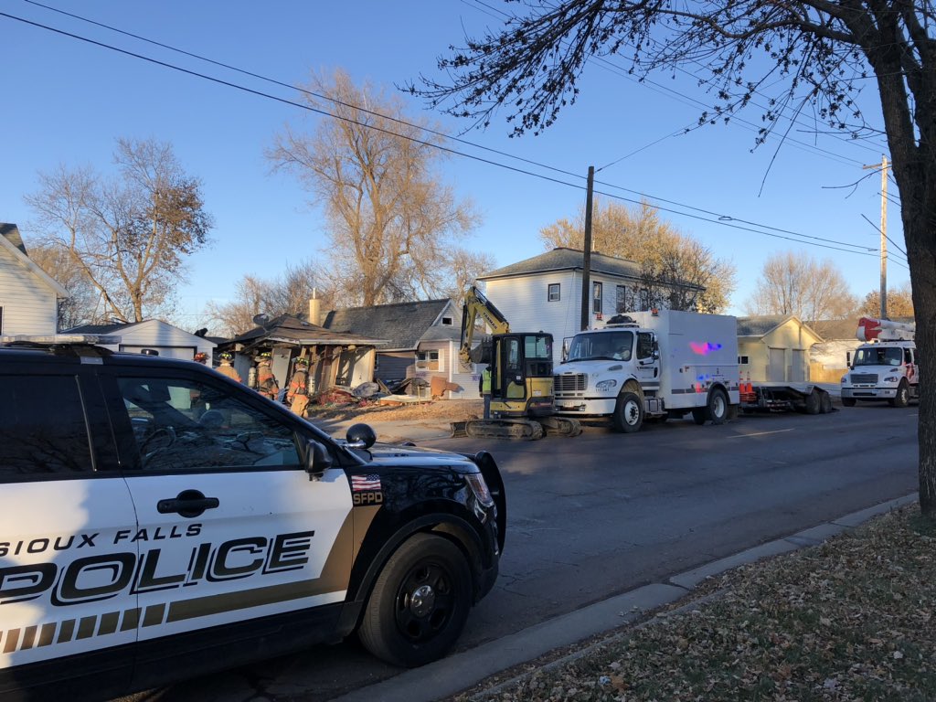 Argus911's tweet photo. They’ve brought construction equipment on scene. They haven’t started using it yet it looks like. https://t.co/70elWAgymf