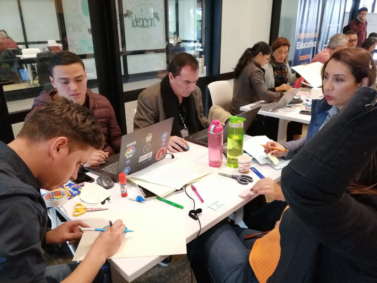 ObservatorioTIE's tweet photo. Para generar procesos innovadores se necesitan personas, procesos, productos y ambientes creativos. Oscar Boude en el taller de Liderazgo innovador, diseñando y formulando los nuevos escenarios de aprendizaje. https://t.co/v7T5YeUbi2