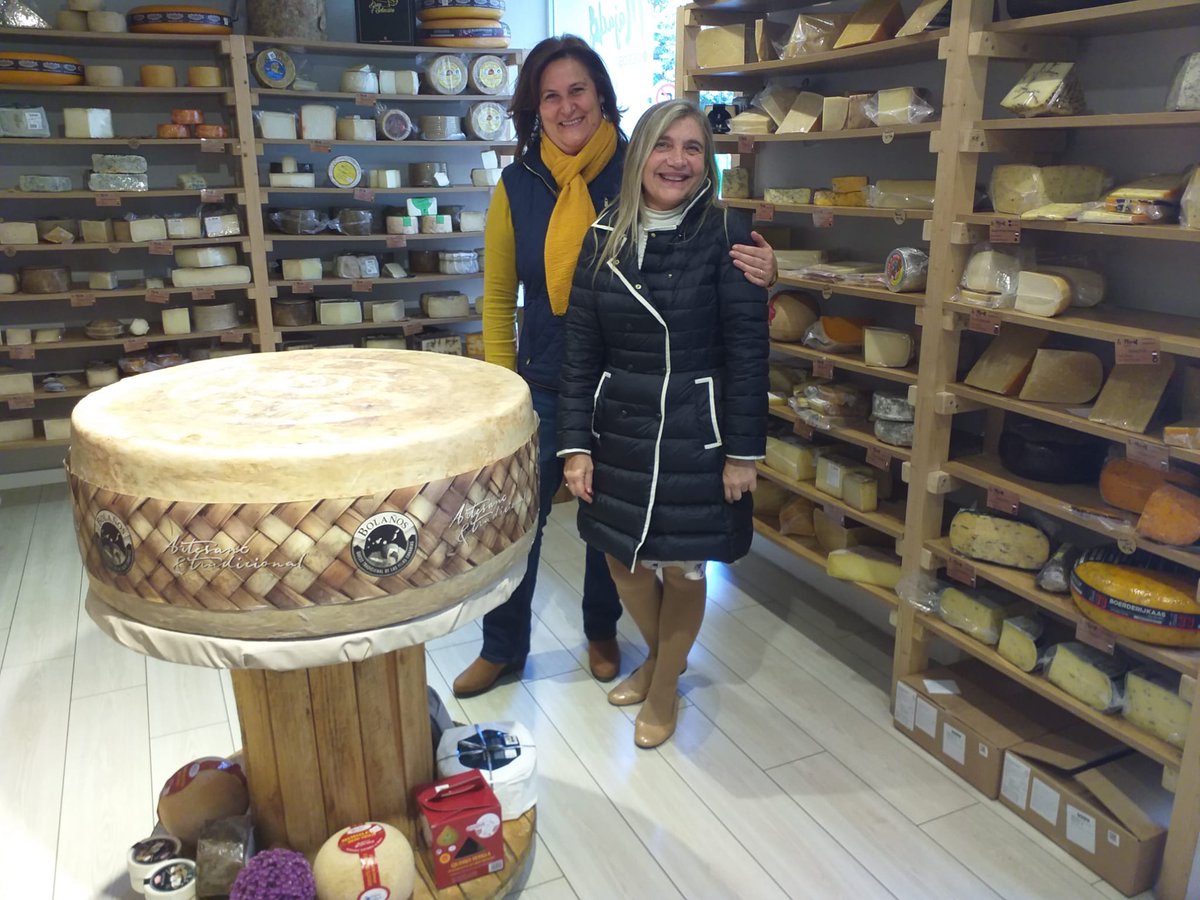 lamajadaquesos's tweet photo. Algunos clientes no han querido irse de nuestra tienda y cheese bar sin hacerse la foto con él. El 26 de noviembre lo abriremos en exclusiva en nuestra próxima cata guiada. #queso #Valencia #QuesoMásGrandeDeEspaña https://t.co/giVZ2ZOyEi
