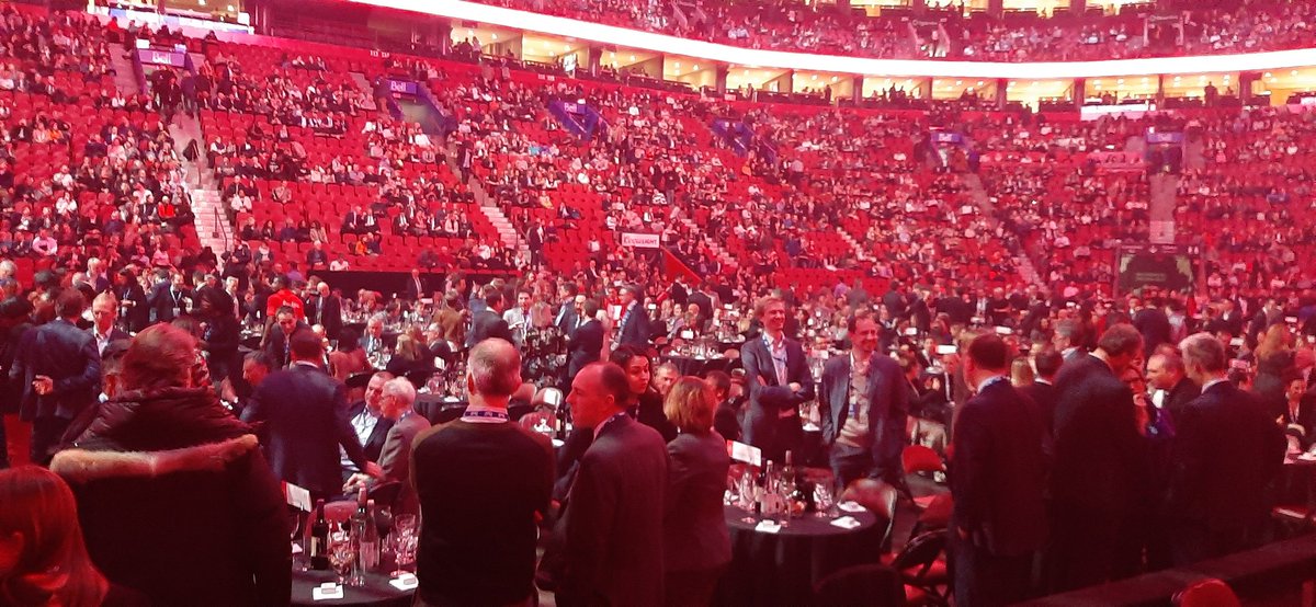 Le parterre grouille de personnes impatientes d'entendre <a href="/BarackObama/">Barack Obama</a> au <a href="/CentreBell/">Centre Bell</a>. L'ambiance est fébrile! #ObamaCCMM #LeadersBellCCMM