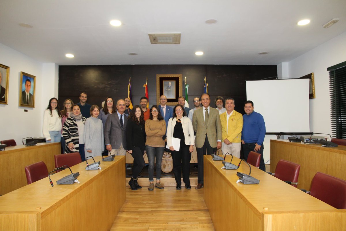 AytoUmbrete's tweet photo. JORNADA TÉCNICA SOBRE EL MOSTO 
Interesante jornada científico-divulgativa en la que se trataron temas como las variedades de uva, la microbiología o la elaboración del mosto con ponentes de primer nivel #FiestaMostoyAceitunas #Umbrete https://t.co/lNCVZhsJp6