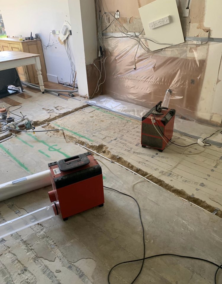 ChrisBDMATech's tweet image. Copper pipe in the kitchen concrete slab has been fixed, kitchen units removed for reinstatement, vinyl paint removed and 2 x K3 piped in to tenting for rapid drying. #Chemdry #RapidDrying #Corroventa