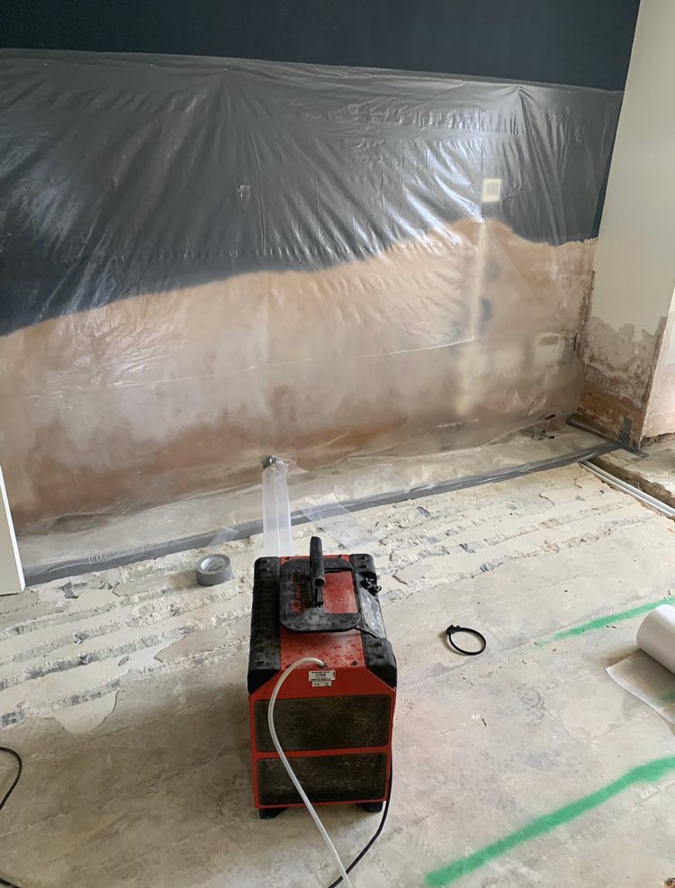 ChrisBDMATech's tweet image. Copper pipe in the kitchen concrete slab has been fixed, kitchen units removed for reinstatement, vinyl paint removed and 2 x K3 piped in to tenting for rapid drying. #Chemdry #RapidDrying #Corroventa