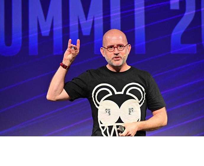 IntelAI's tweet photo. .@IMJB2U unveils the next-gen @IntelMovidius VPU which performs 10X greater than its previous version and is up to 6X faster than the competition. More from @ZDNet here:
https://t.co/XXz7fjtJFG #intelAI https://t.co/WN071zsTLX