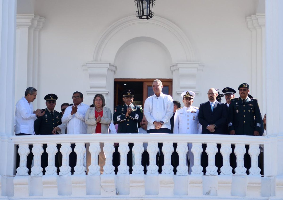 AyuntamientoCLN's tweet photo. La @SEDENAmx llevó a cabo en la capital del estado un desfile militar un acercamiento con la sociedad e invitarlos a la exposición denominada “La Gran Fuerza de México”.
Más información: https://t.co/9SFGLlBwtY
#CuliacánCiudadCapital
#JesúsEstradaFerreiro 
#GobiernodeCuliacán https://t.co/Xa2flS9CPi