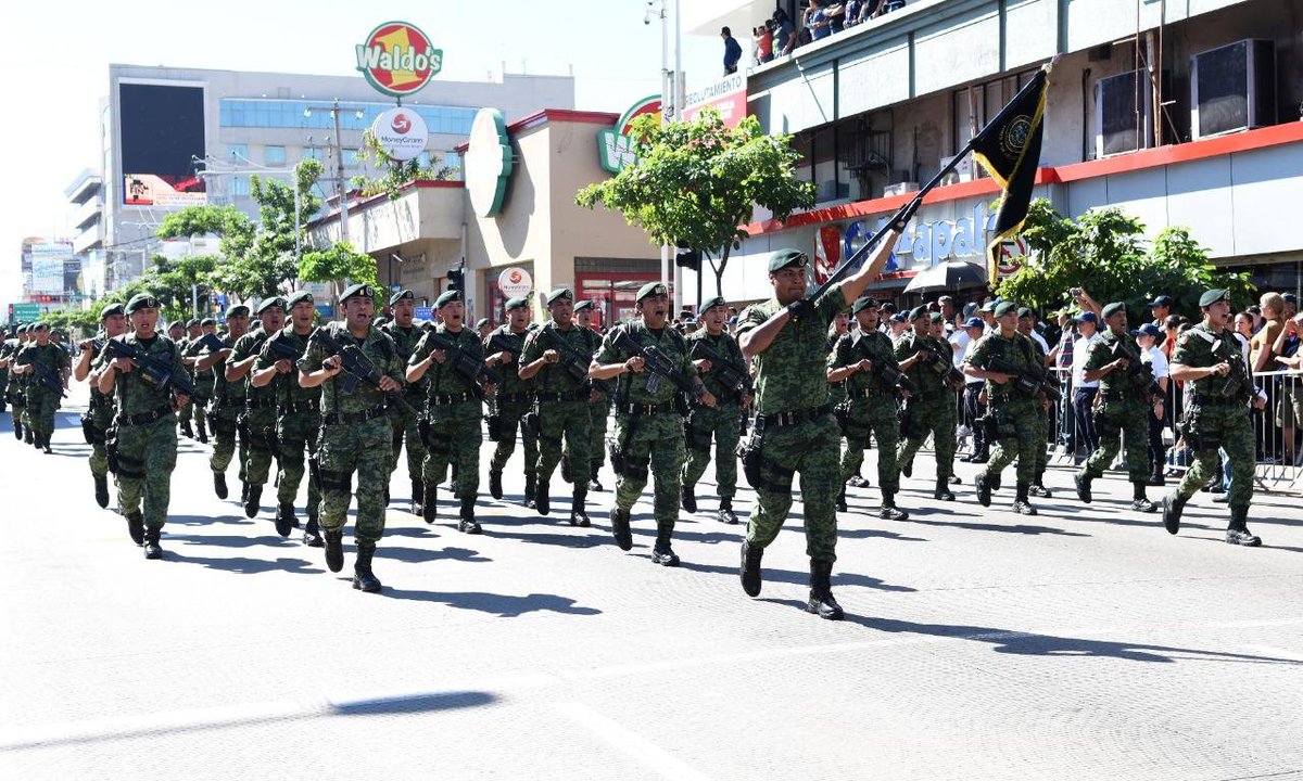 AyuntamientoCLN's tweet photo. La @SEDENAmx llevó a cabo en la capital del estado un desfile militar un acercamiento con la sociedad e invitarlos a la exposición denominada “La Gran Fuerza de México”.
Más información: https://t.co/9SFGLlBwtY
#CuliacánCiudadCapital
#JesúsEstradaFerreiro 
#GobiernodeCuliacán https://t.co/Xa2flS9CPi