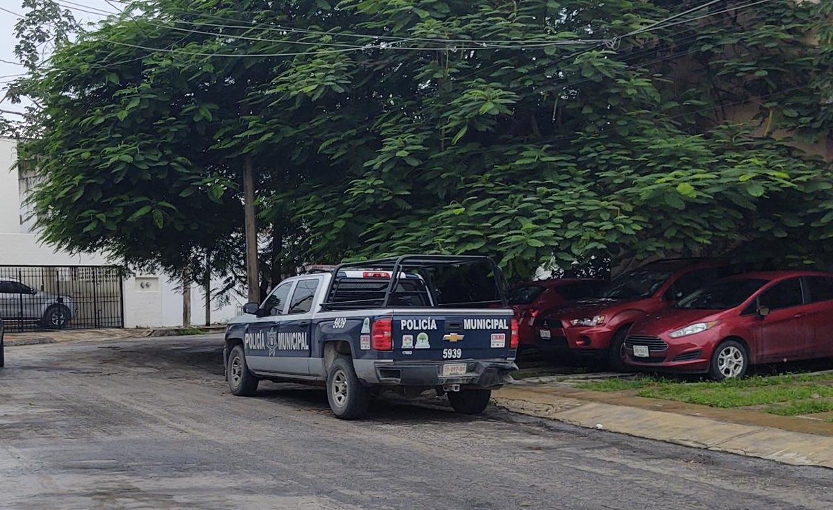 QuintanaRooHoy1's tweet photo. #AlertaQH🚨 #InformanteUrbano🚨
Presuntos ladrones despojaron de dinero en efectivo a una mujer que acaba de retirar en banco en #Cancún. Según refieren, los responsables portaban armas largas y pistola en mano interceptaron a la fémina. https://t.co/DlXzLb9w1x