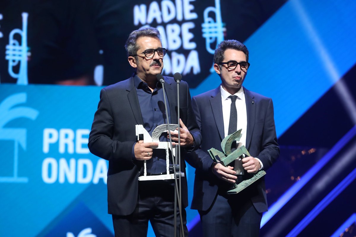 Buenafuente's tweet photo. A ver. A pesar de mi aspecto soy un señor FELIZ. He recogido un Ondas con mi amigo y compinche @Berto_Romero por el programa más gustoso que he hecho jamas. Viva el @NaideSabeNada !!!!!! Vivan los oyentes!!! @ElTerrat @La_SER https://t.co/DURgUzzUkT