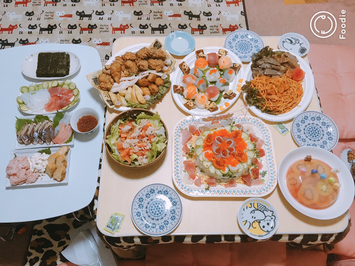 ট ইট র あかネコ 誕生日ご飯 今年は全部手作りしました泣 部屋の飾り付けは友達が超可愛くしてくれました 感謝 ケーキ寿司 手毬寿司 手巻き寿司 唐揚げ ポテトフライ カキフライ ステーキ 豚味噌ソテー サラダチキン ナポリタン フルーツゼリー