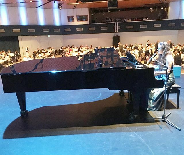 MusicalFreya's tweet photo. Relaxed gig for a dinner banquet.
Do you like live background music?

#singer #gigday #freyacasey #onstage #grandpiano #singing https://t.co/wxYmzYeG22 https://t.co/J7J2yIlmEk