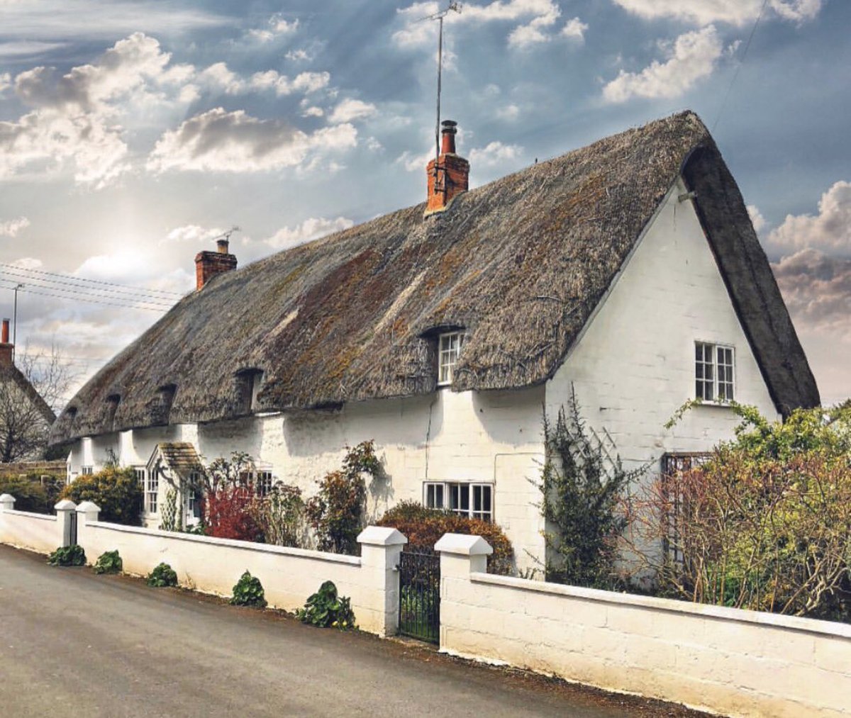 #avebury #wiltshire #beautifulhouses #cottage #PicturePerfect #thatchedcottage #photography #ThePhotoHour #picoftheday #PhotographyIsArt