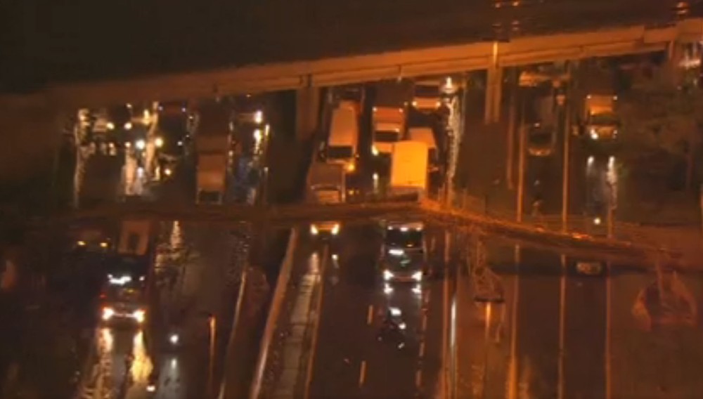 Passarela desaba e atinge veículos na Marginal Tietê, em São Paulo ==> https://glo.bo/2OqthDt #G1