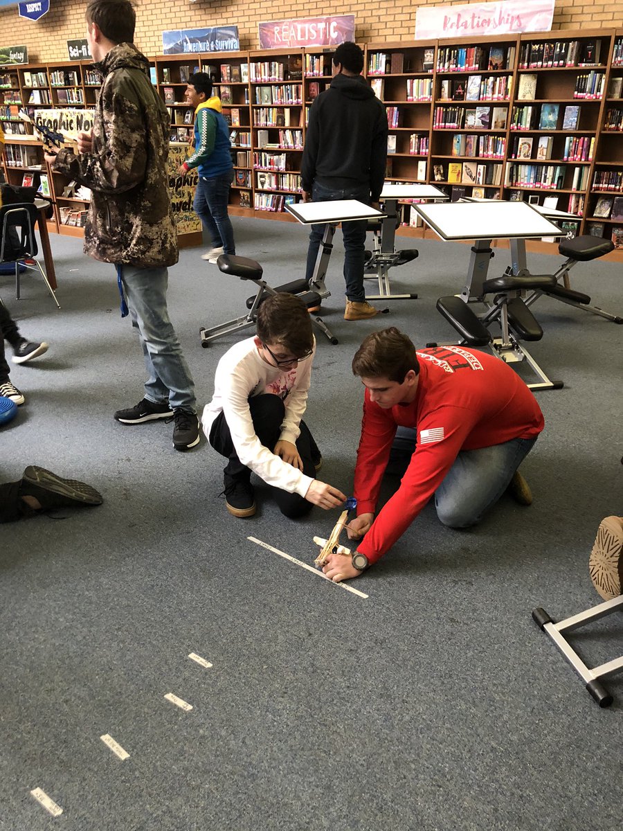 Hunt_High_NC's tweet photo. Mr. Edwards’ class applied their knowledge of Newton’s Laws of Motion and built catapults! These students used the engineering design process to test their catapult prototypes and improve them during these two days in the #HuntHighMC! https://t.co/E5lfT3eDt1