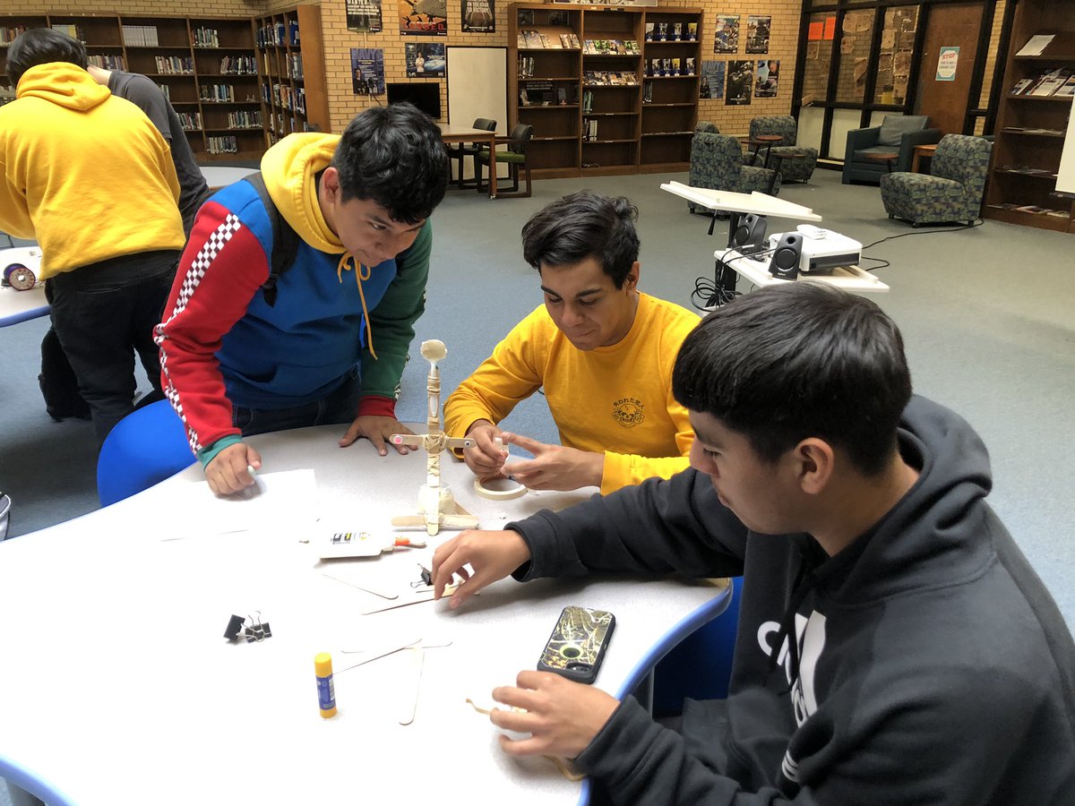 Hunt_High_NC's tweet photo. Mr. Edwards’ class applied their knowledge of Newton’s Laws of Motion and built catapults! These students used the engineering design process to test their catapult prototypes and improve them during these two days in the #HuntHighMC! https://t.co/E5lfT3eDt1