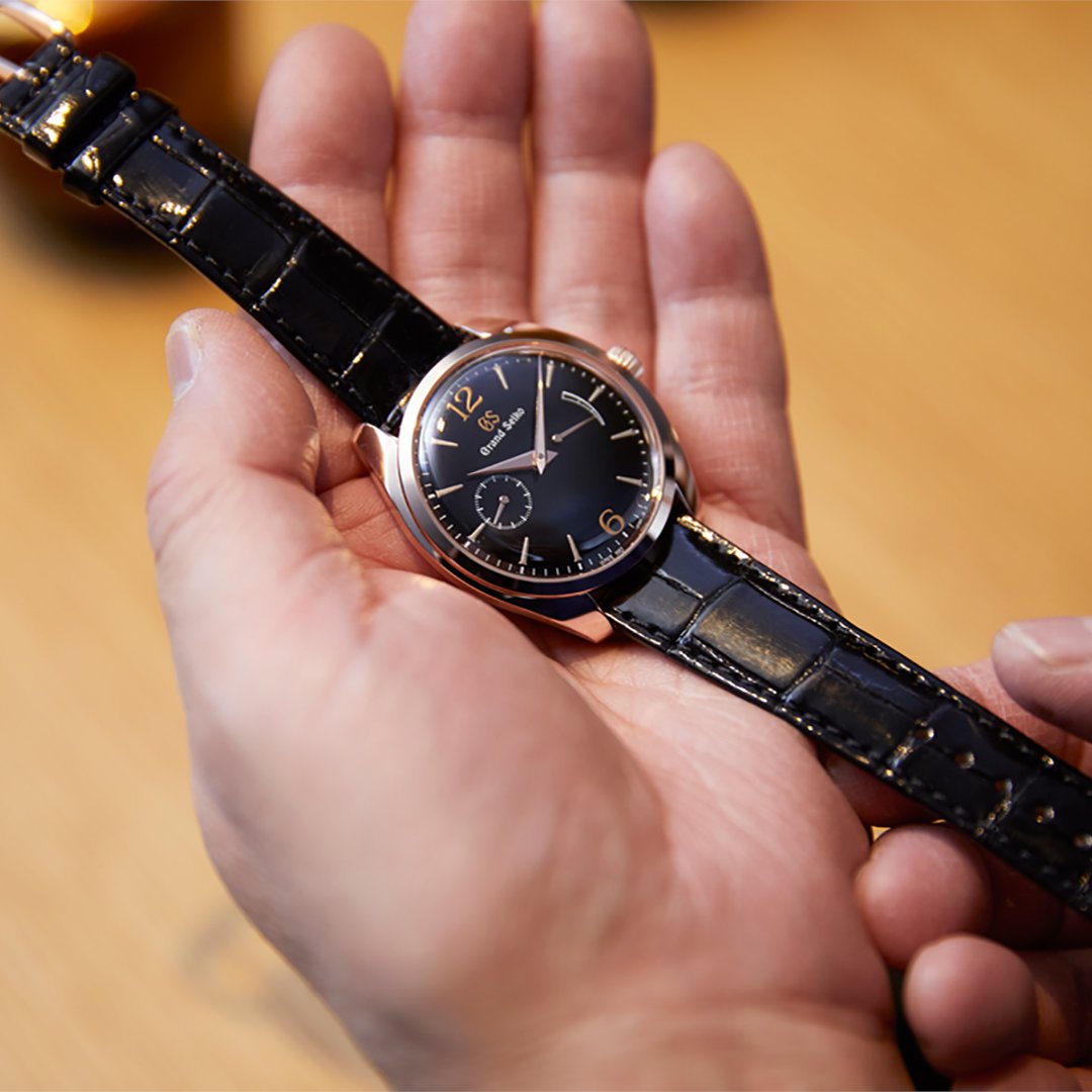 grandseikousa's tweet image. Isshu Tamura trained in the traditional Kaga Maki-e gold lacquer technique of Kanazawa under master craftsman Ikko Kiyose, has received worldwide acclaim for his technique in bringing to life elaborate detail and fine beauty.  #NatureofTime