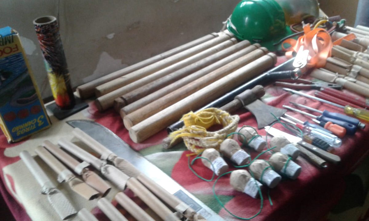 #Bolivia
En #Cochabamba arrestan a 141 personas, incautan fuerte suma de dinero y armas caseras bit.ly/2CKqTBP