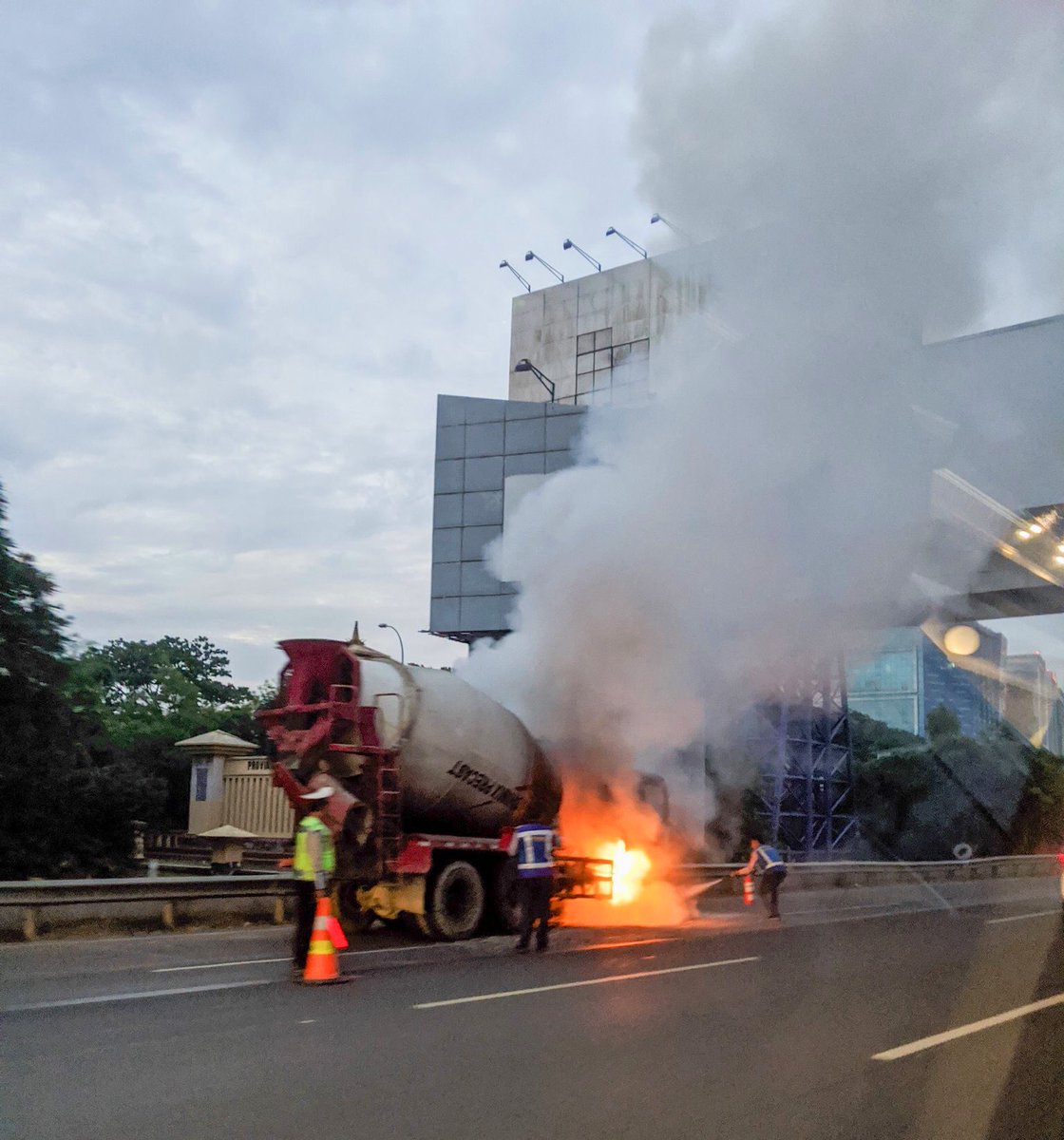 05:52 Truk molen terbakar di KM 32 Tol Cengkareng (arah ke Bandara Soekarno-Hatta) & msh penanganan. @reyistweeting