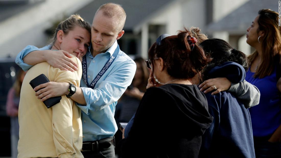 Video muestra a estudiante de 16 años dispararle a 5 compañeros, dicen las autoridades; dos murieron https://cnn.it/2KnPil0