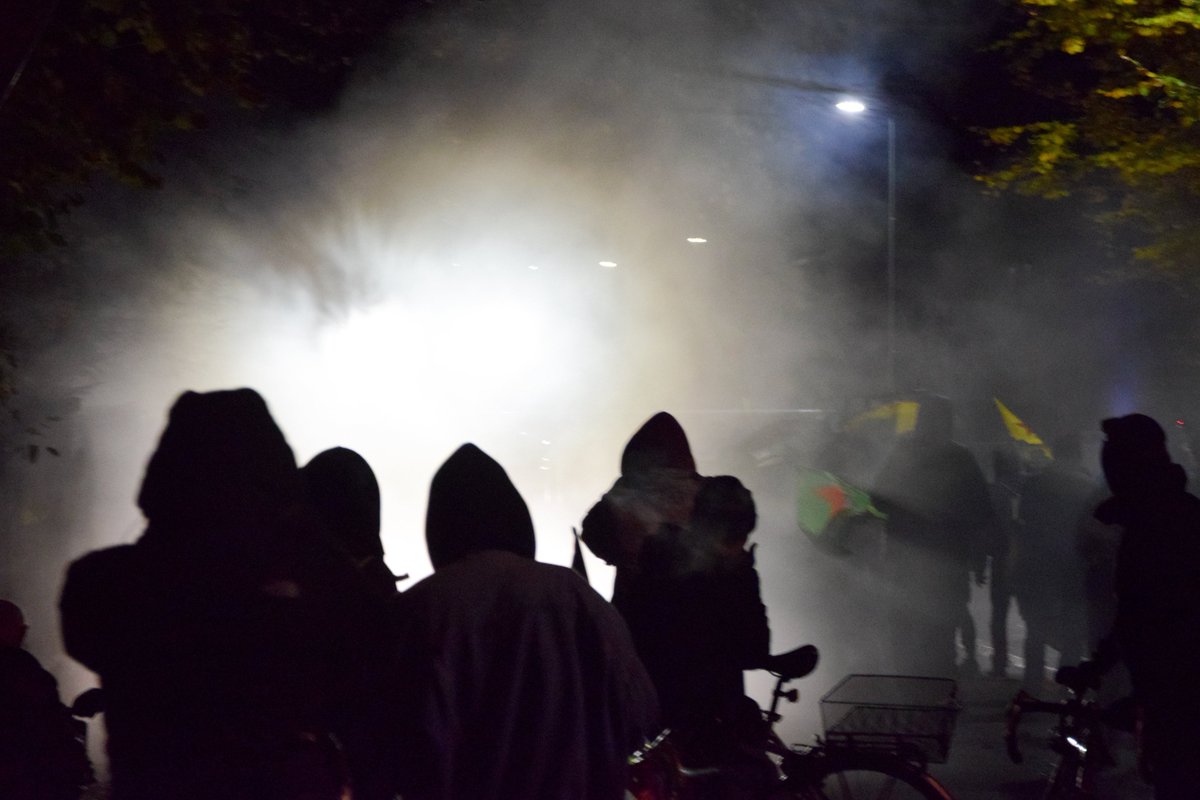 gegen_oben's tweet image. #riseup4rojava Velodemo in Bern wurde wieder von der Polizei angegriffen. Wasserwerfer bei 5°C - frieren gegen Krieg...
#rojavaresistance #ypg #ypg #SDF