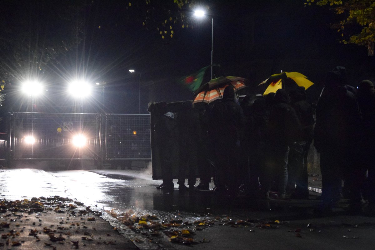 gegen_oben's tweet image. #riseup4rojava Velodemo in Bern wurde wieder von der Polizei angegriffen. Wasserwerfer bei 5°C - frieren gegen Krieg...
#rojavaresistance #ypg #ypg #SDF
