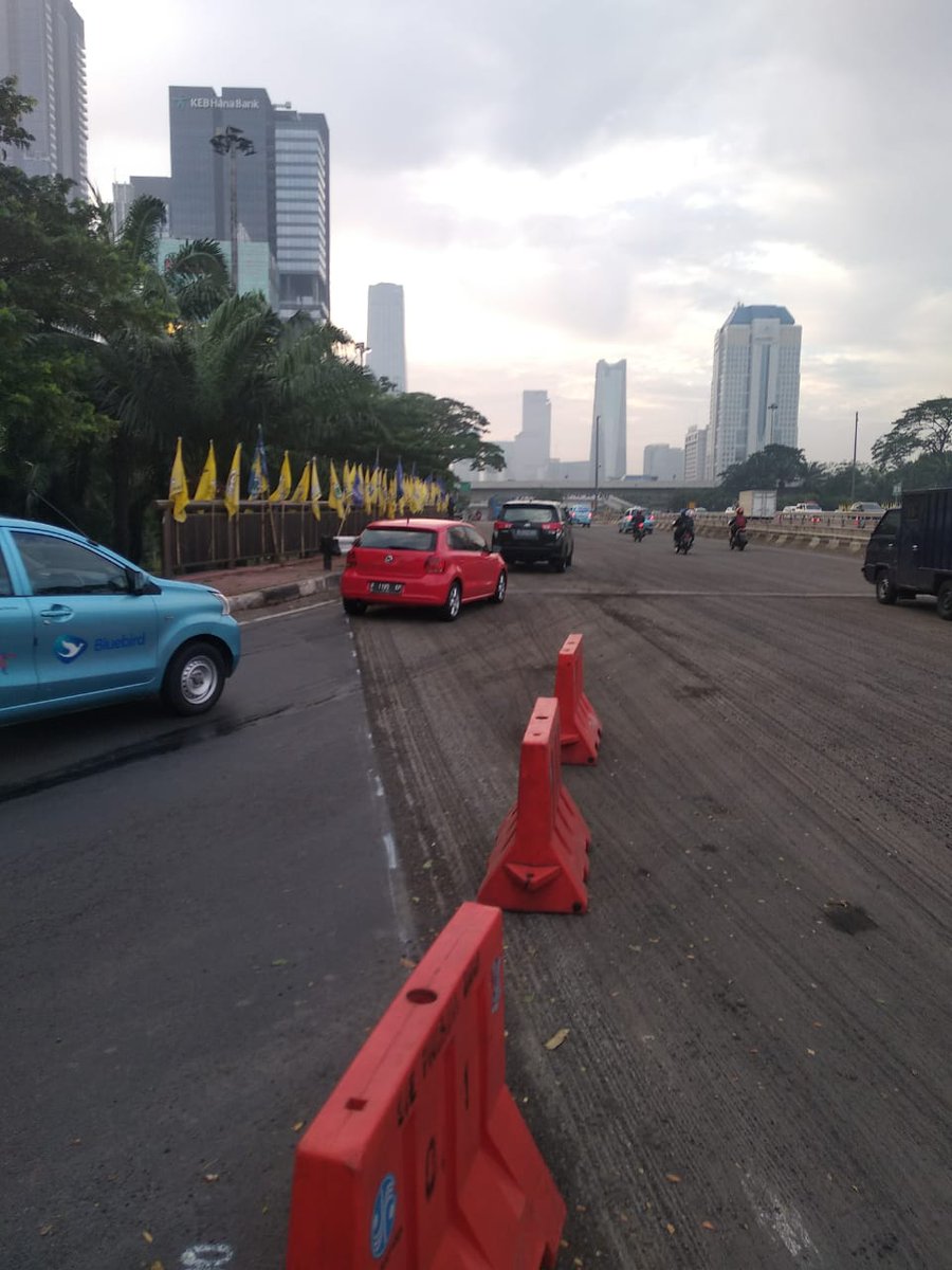06.26 Pengerukan jalan di sekitaran Semanggi atas arah Slipi, agar pengendara berhati-hati