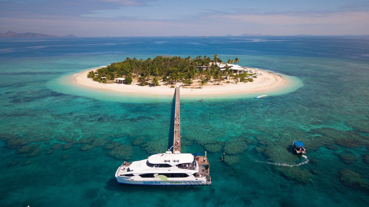 ResortsFiji's tweet photo. Malamala Beach Club Fiji - The world's first Island Beach Club! Surrounded by Fiji's crystal clear waters in the Mamanuca Islands, Fiji with the most epic tropical vibes - spending the day on this island will be a memorable experience. https://t.co/Ufqpy0vT1J