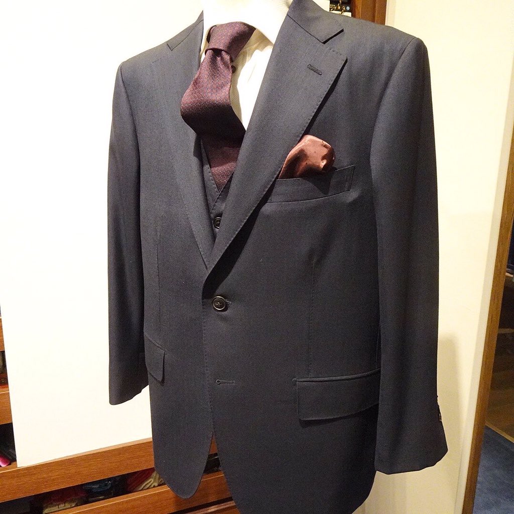 noma56's tweet image. 英国・ハリソンズ PREMIER CRUコレクション、ウール＆カシミア生地 インクネイビー無地スリーピーススーツです。

#harrisonsofedinburgh #premiercru #bespoketailorling #bespokesuit #threepiecesuit 
#ks