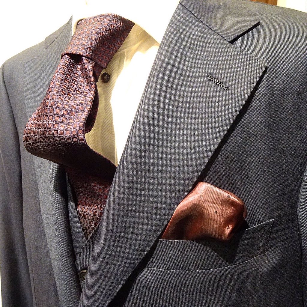 noma56's tweet image. 英国・ハリソンズ PREMIER CRUコレクション、ウール＆カシミア生地 インクネイビー無地スリーピーススーツです。

#harrisonsofedinburgh #premiercru #bespoketailorling #bespokesuit #threepiecesuit 
#ks