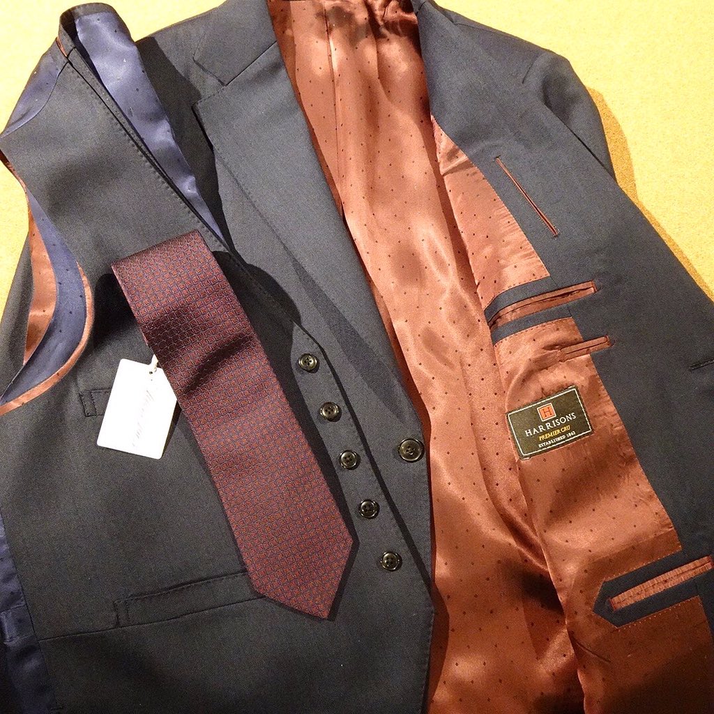 noma56's tweet image. 英国・ハリソンズ PREMIER CRUコレクション、ウール＆カシミア生地 インクネイビー無地スリーピーススーツです。

#harrisonsofedinburgh #premiercru #bespoketailorling #bespokesuit #threepiecesuit 
#ks